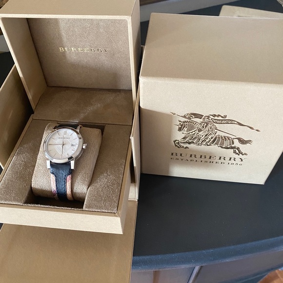 Burberry ladies haymarket the city watch - Picture 7 of 8